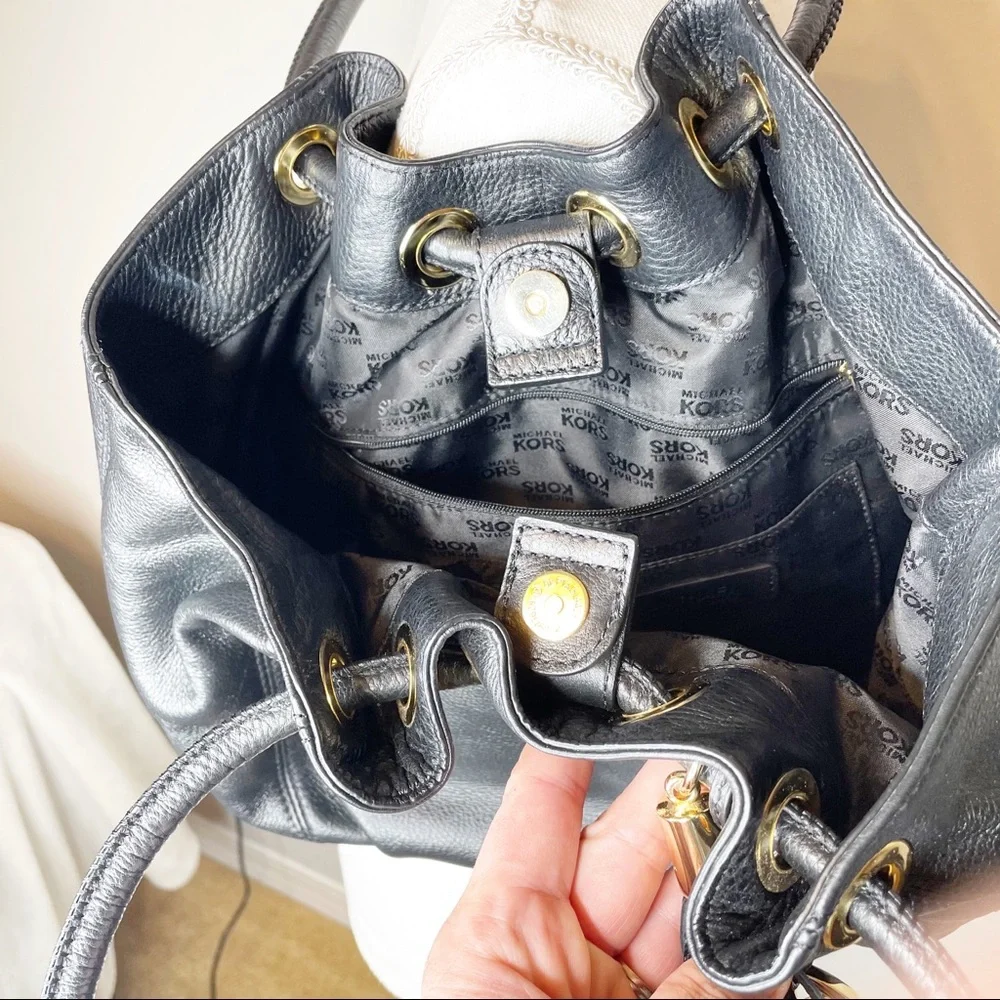 Michael Kors Black Leather Hobo W/tassel & Logo.